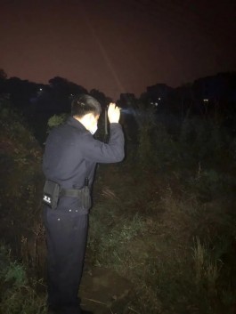 警心暖民心，民警雨夜暖心救助走失老人