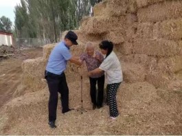 老人走失迷路 民警送其回家